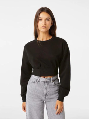 Siyah kadın sweatshirt bulunur gri pantolon olan kadının üzerinde.